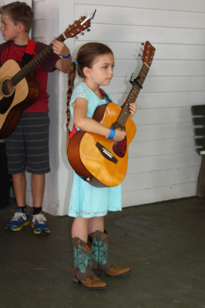 BluegrassDaddy.com is your best source for Bluegrass, Old-Time, Celtic, Gospel, and Country fiddle lessons!